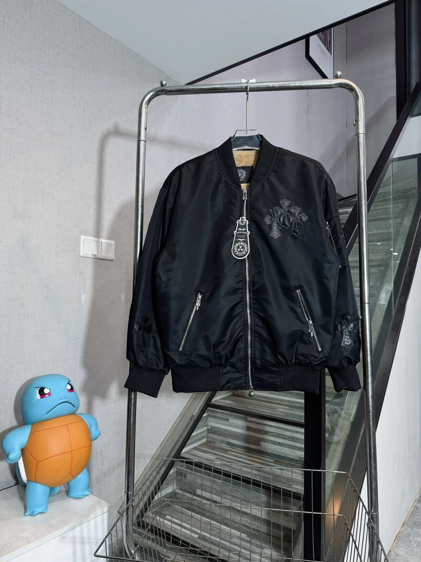 P420 model number: HE409 Chromehearts-Chrome heart plus velvet leather zipper baseball cotton jacket The fabric is made of windproof polyester. The upper body is windproof and cold-proof in winter. The lining is made of plush wool, which is absolutely warm and comfortable. The threads of the collar and hem are made of elastic pure cotton threads of the same color and color. The original logo Croix heart cross leather label is customized to highlight the characteristics of the clothes. The original hardware double-pull zipper. The overall upper body of the clothes is very good-looking. It is made by a famous factory and has the original original label. It has all three labels. You can buy it with confidence.  Color: Picture color Size: S M L XL